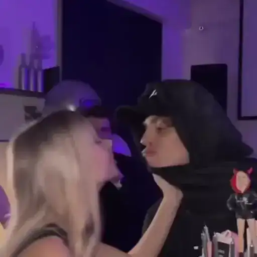 Sticker 👩‍❤️‍👨