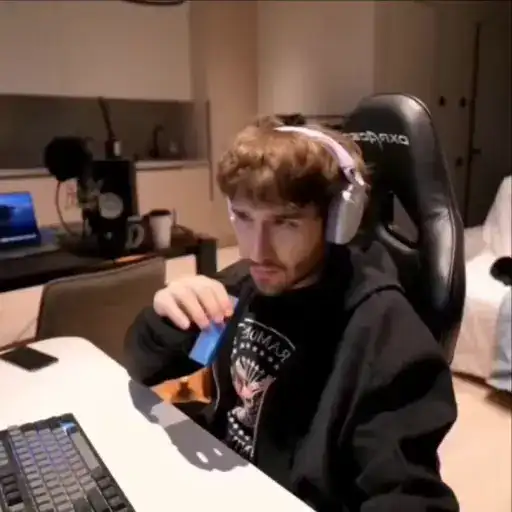 Sticker 😶‍🌫️